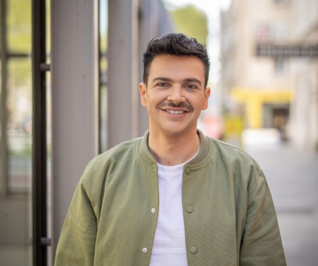 Stephan Sigg lächelt in die Kamera.