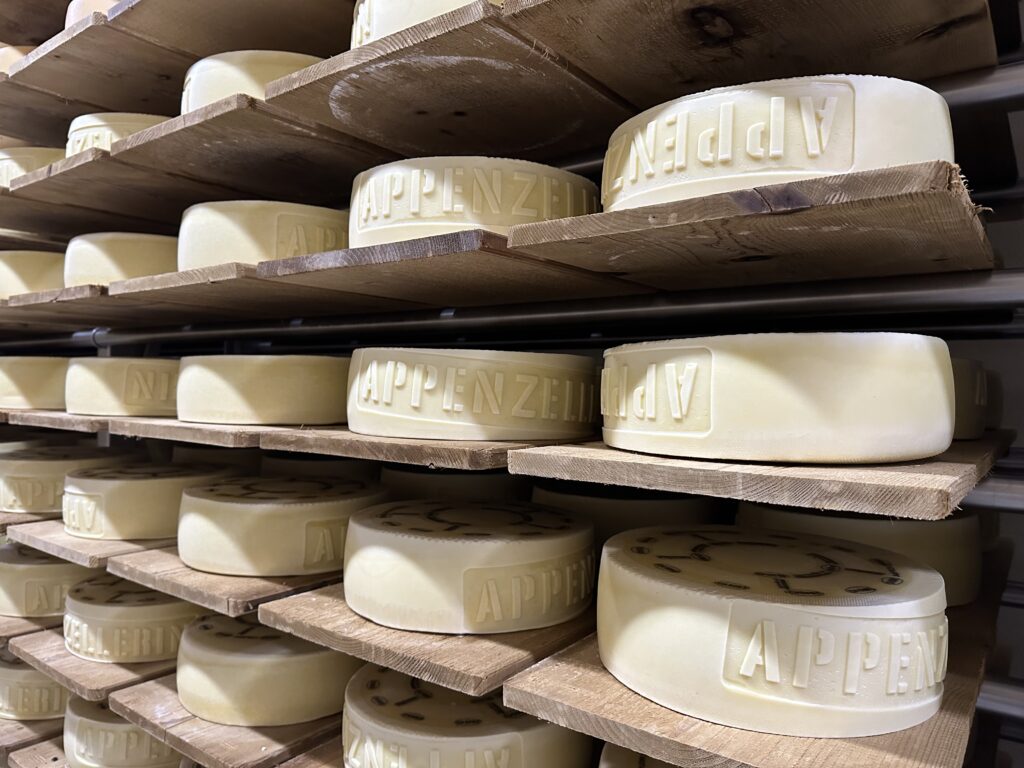 Der Käse "Appenzellerin" lagert im Regal.