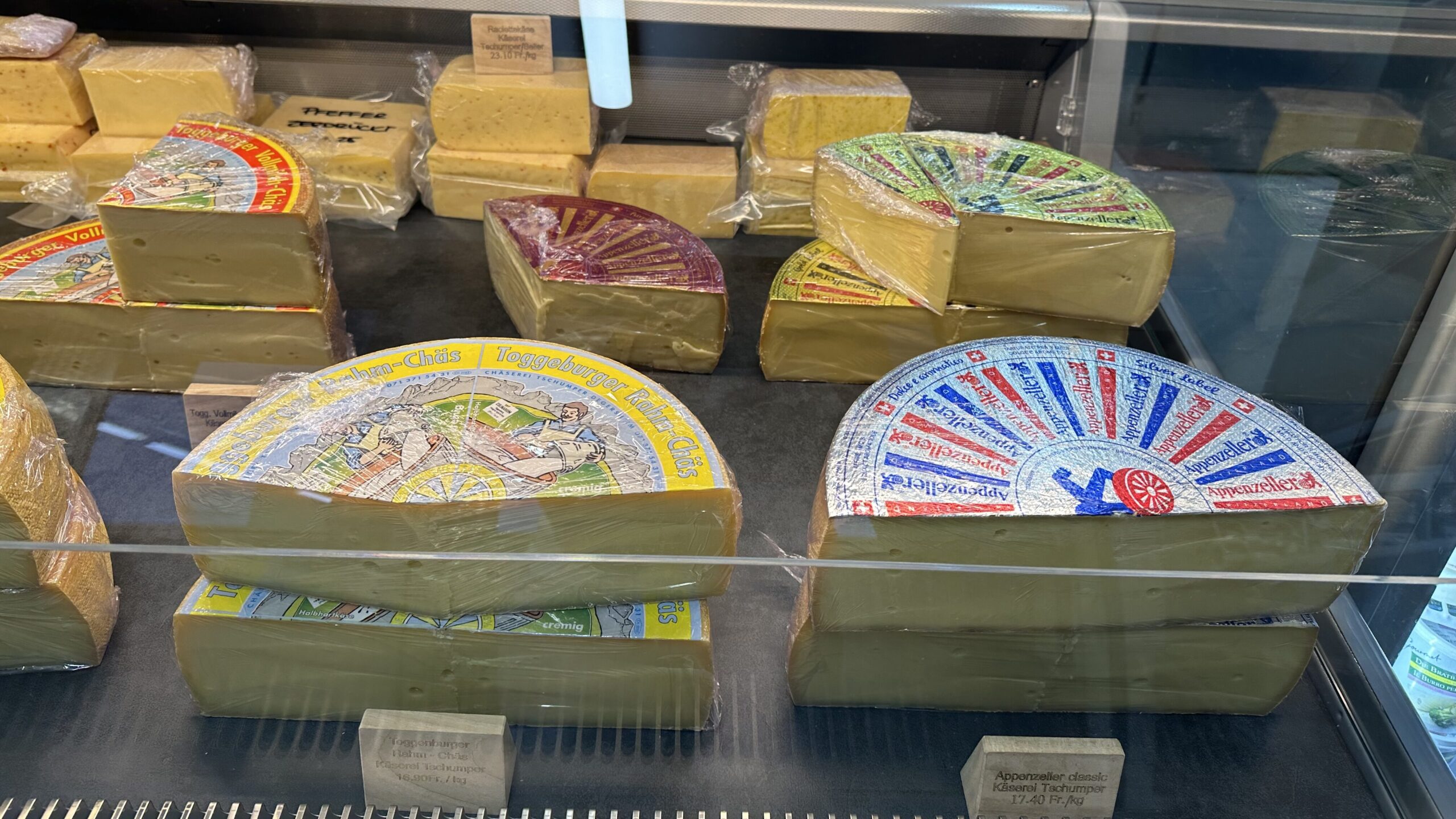 Verschiedene Käsesorten in der Vitrine des Lädelis.